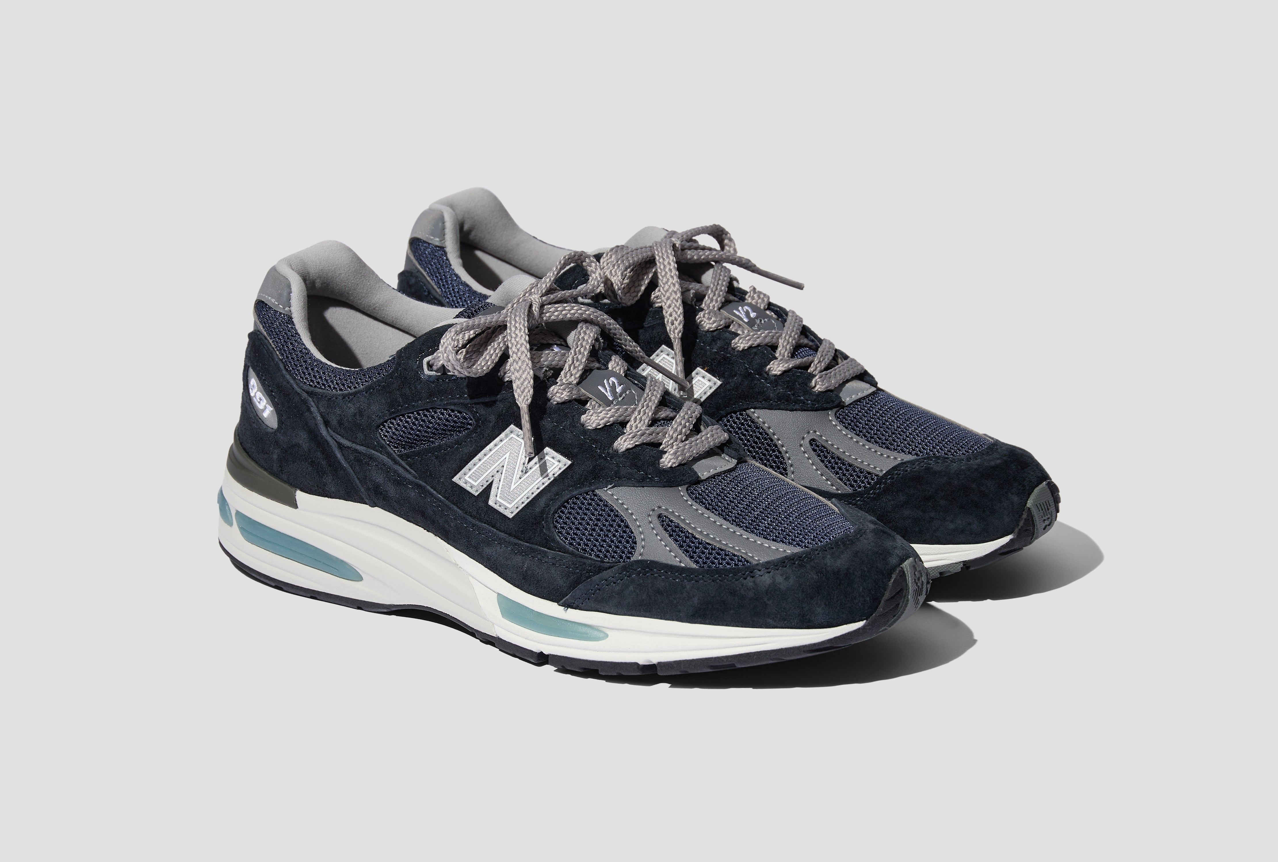 MADE IN UK 991V2 - DARK NAVY/SMOKED PEARL/SILVER U991NV2