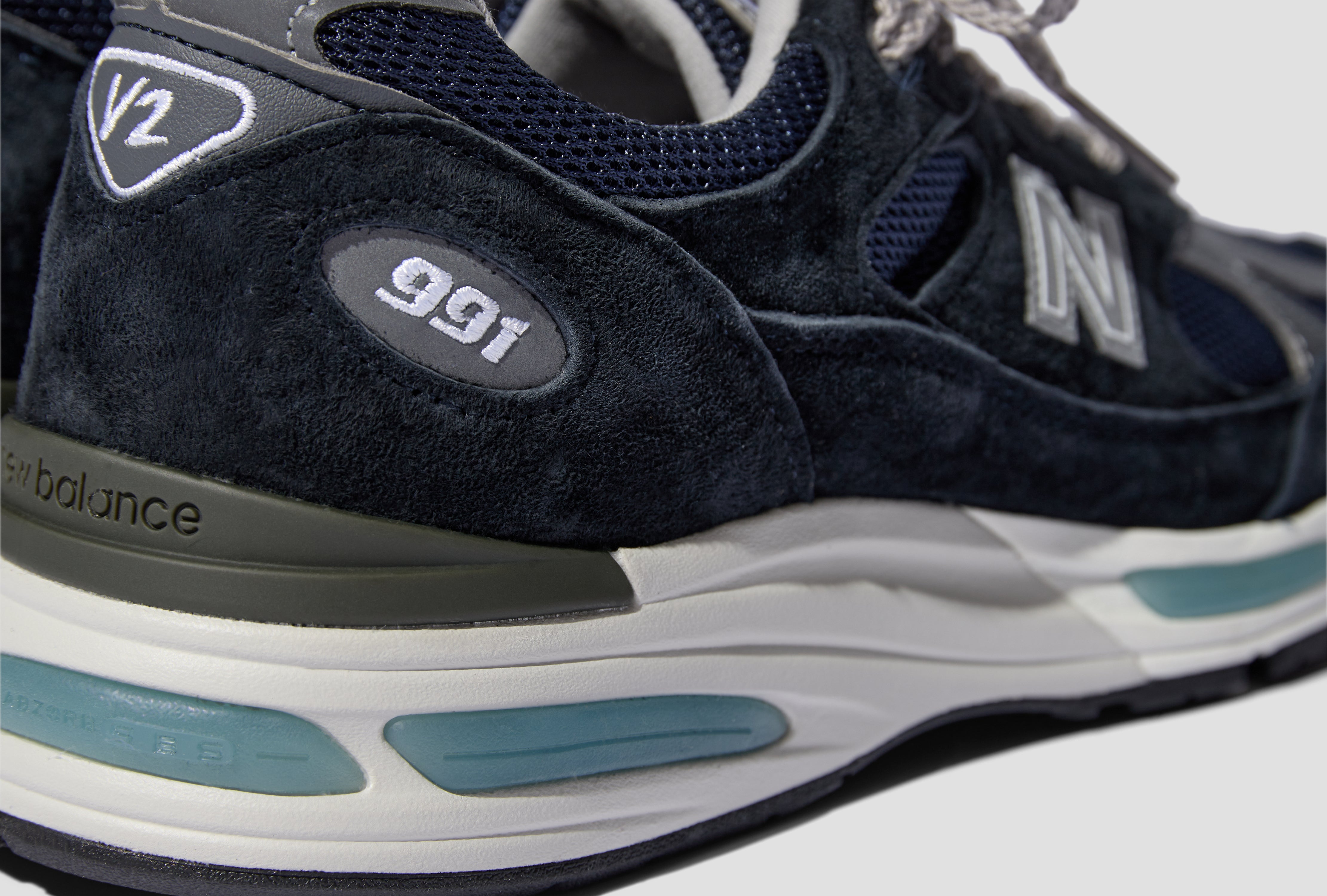 MADE IN UK 991V2 - DARK NAVY/SMOKED PEARL/SILVER U991NV2