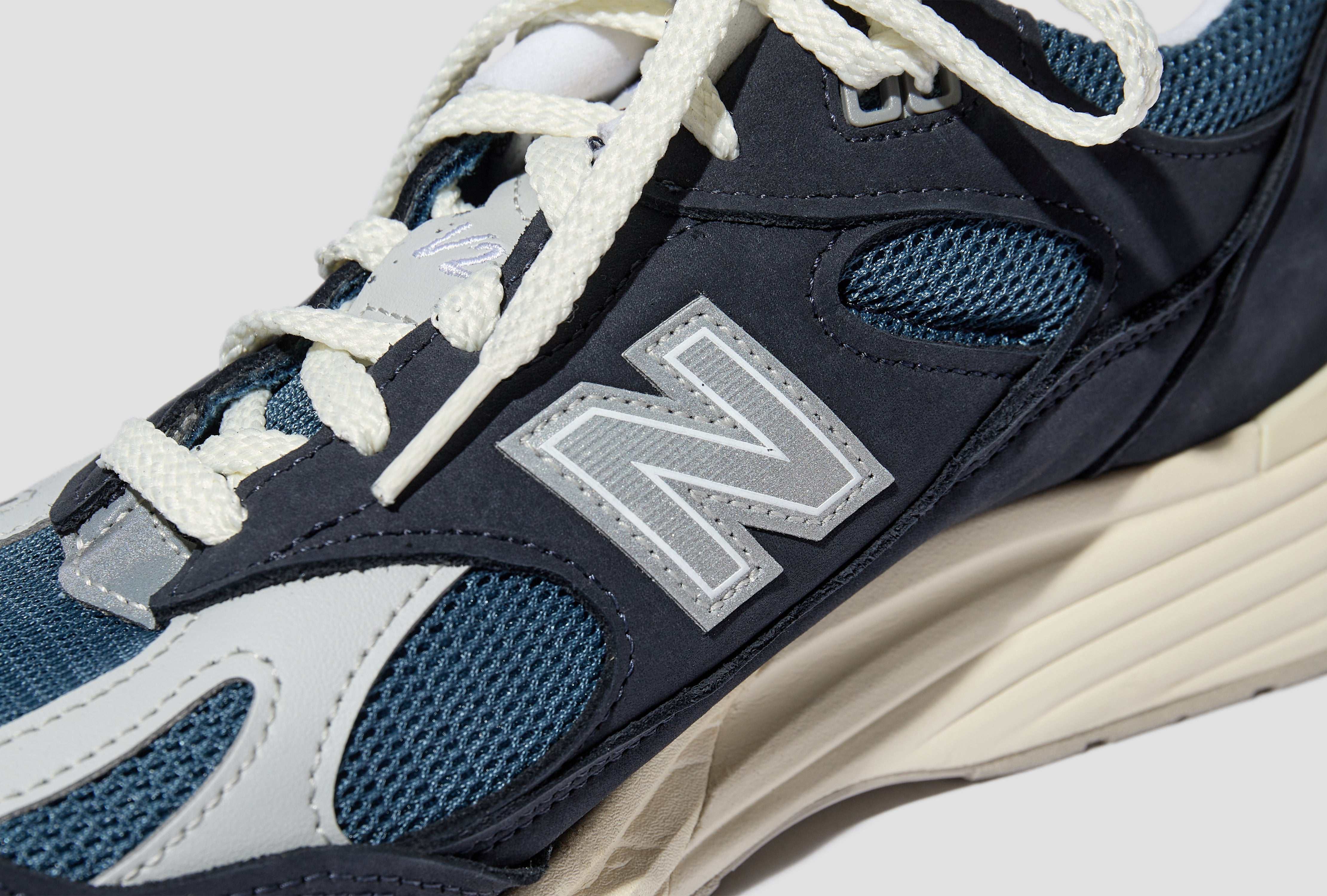 MADE IN UK 991V2 - TOTAL ECLIPSE/INDIAN TEAL U991VN2