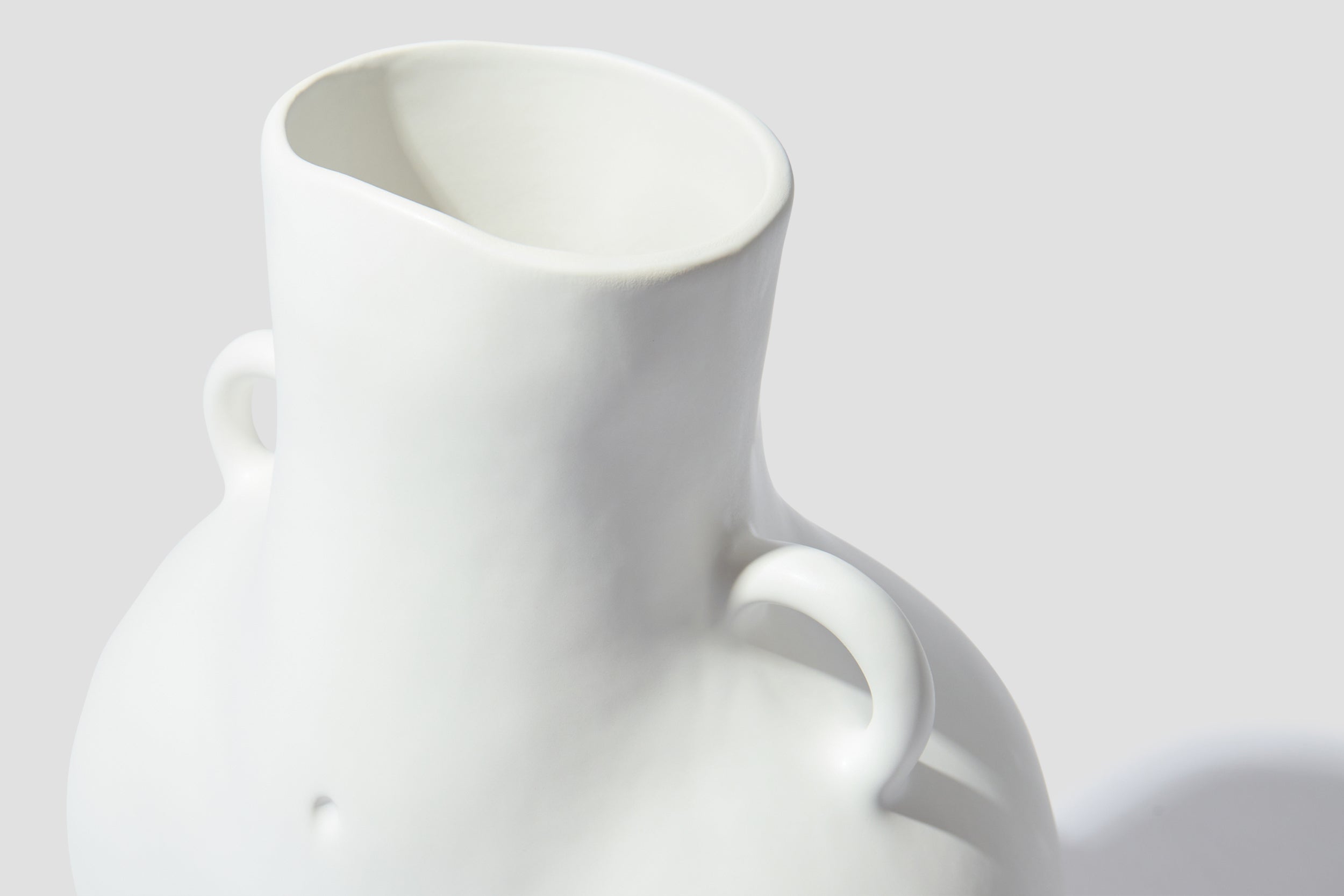 LOVE HANDLES VASE WHITE MATTE V0001_WH_MA White