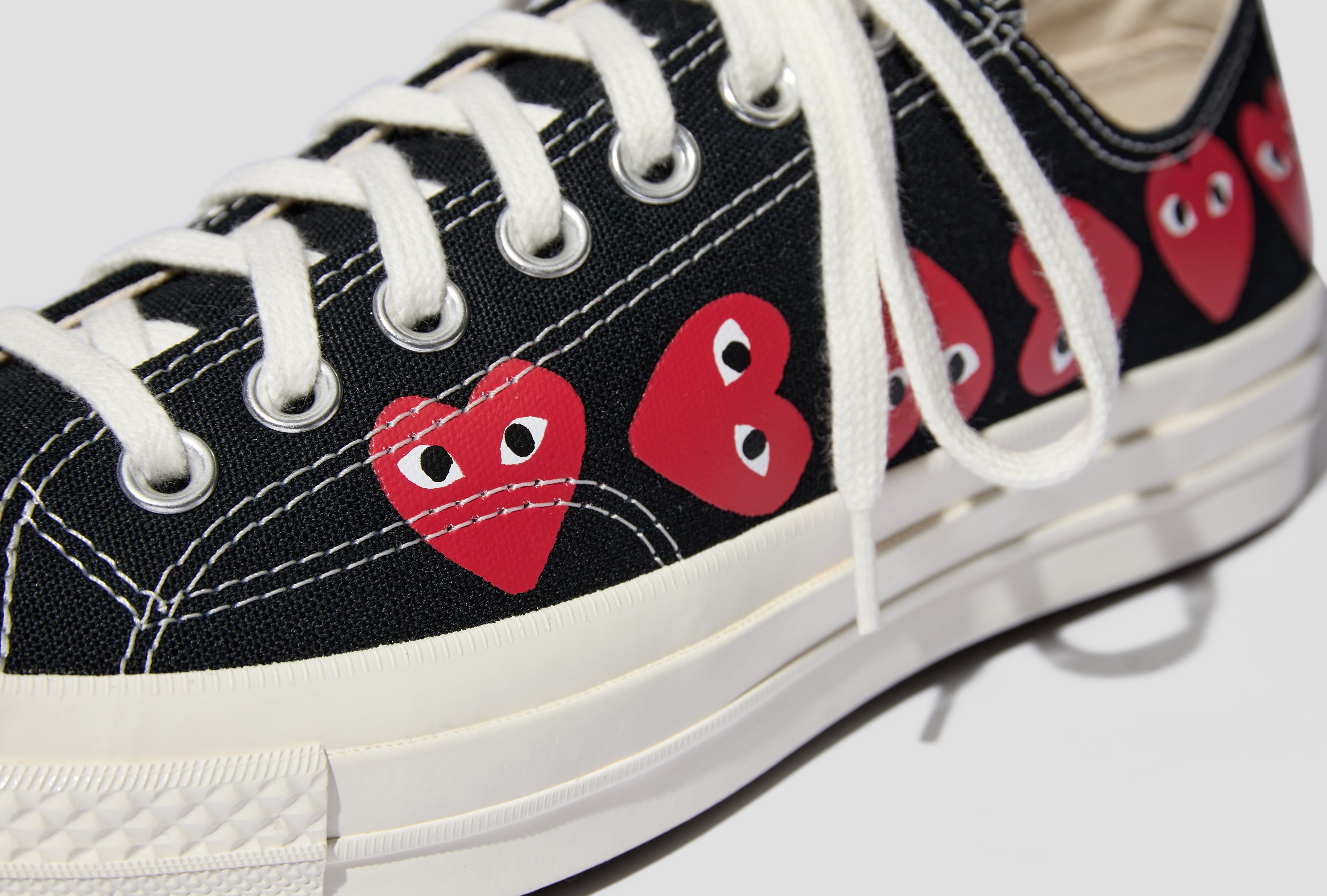 Black converse deals with red heart