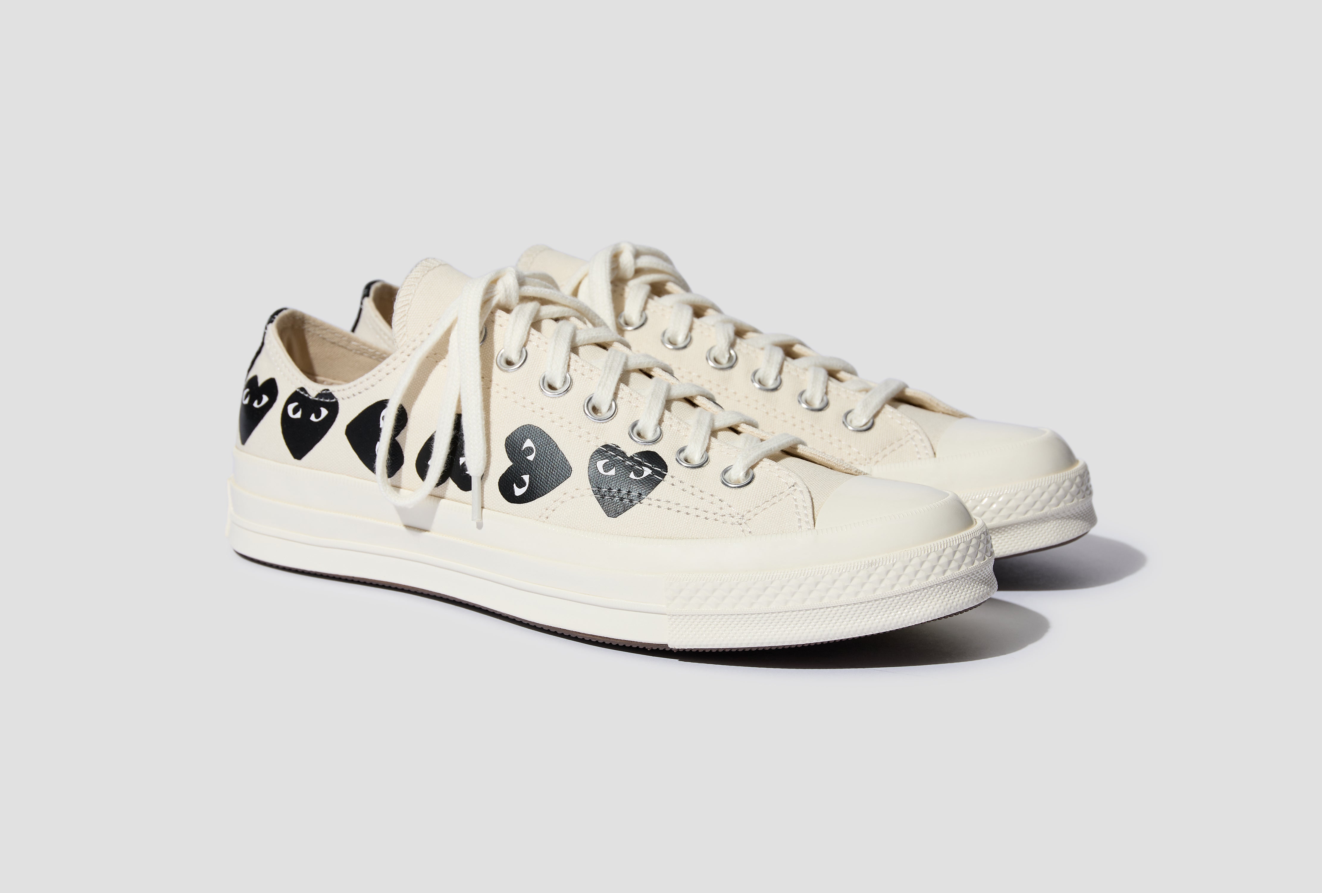 Chuck taylor with the on sale heart