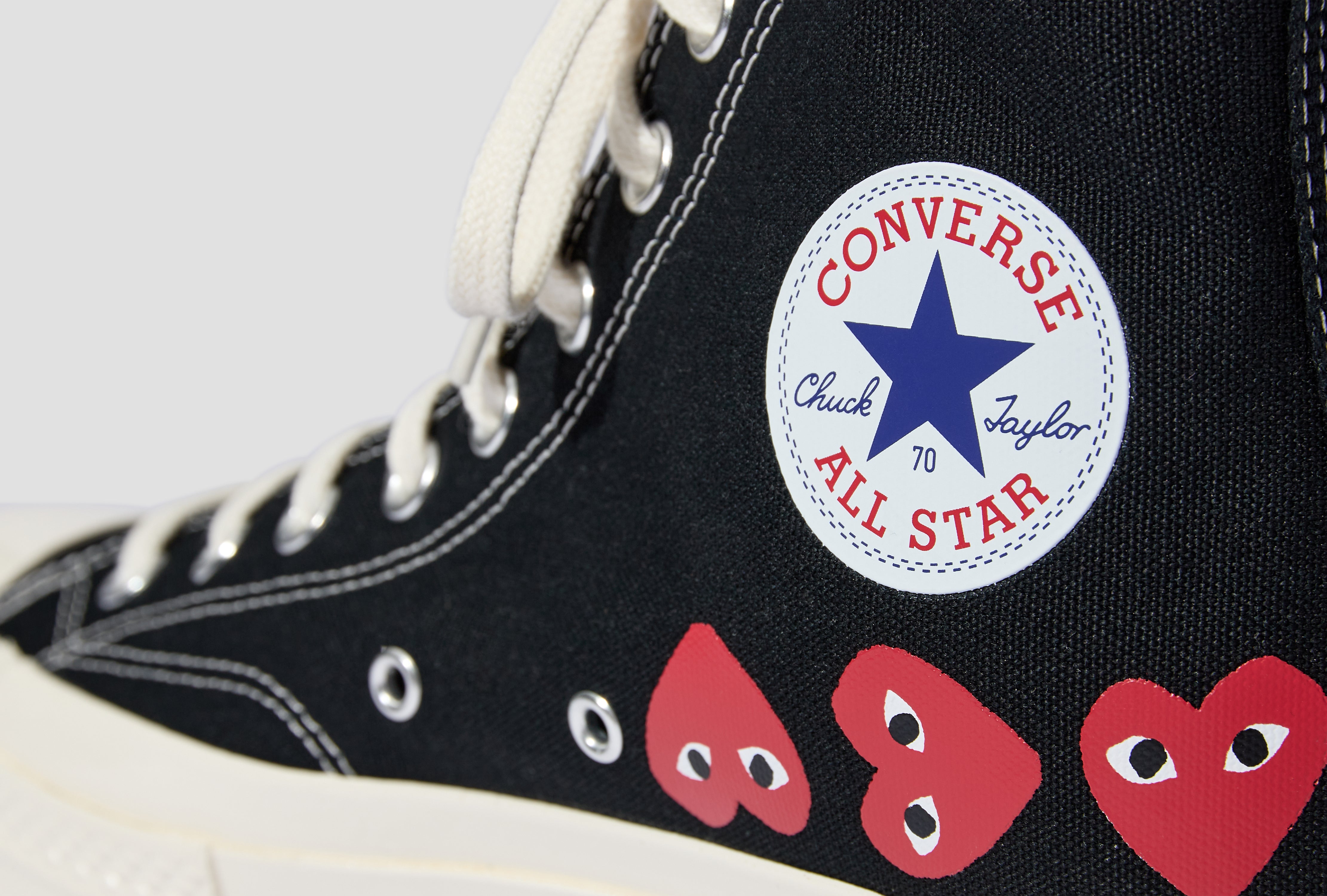 Black and white clearance converse with red heart