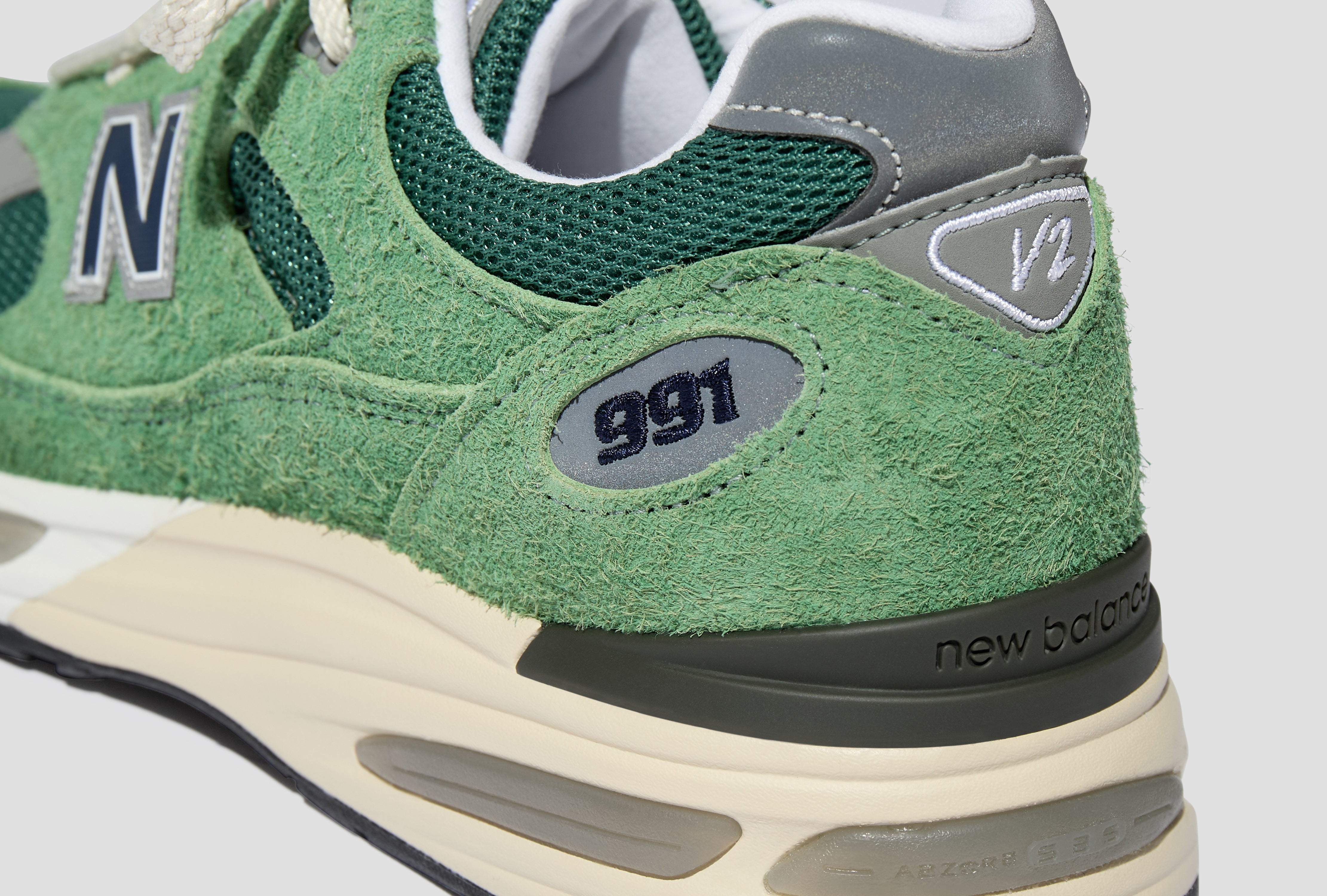 MADE IN UK 991V2 - MINERAL GREEN/COMFREY U991GV2