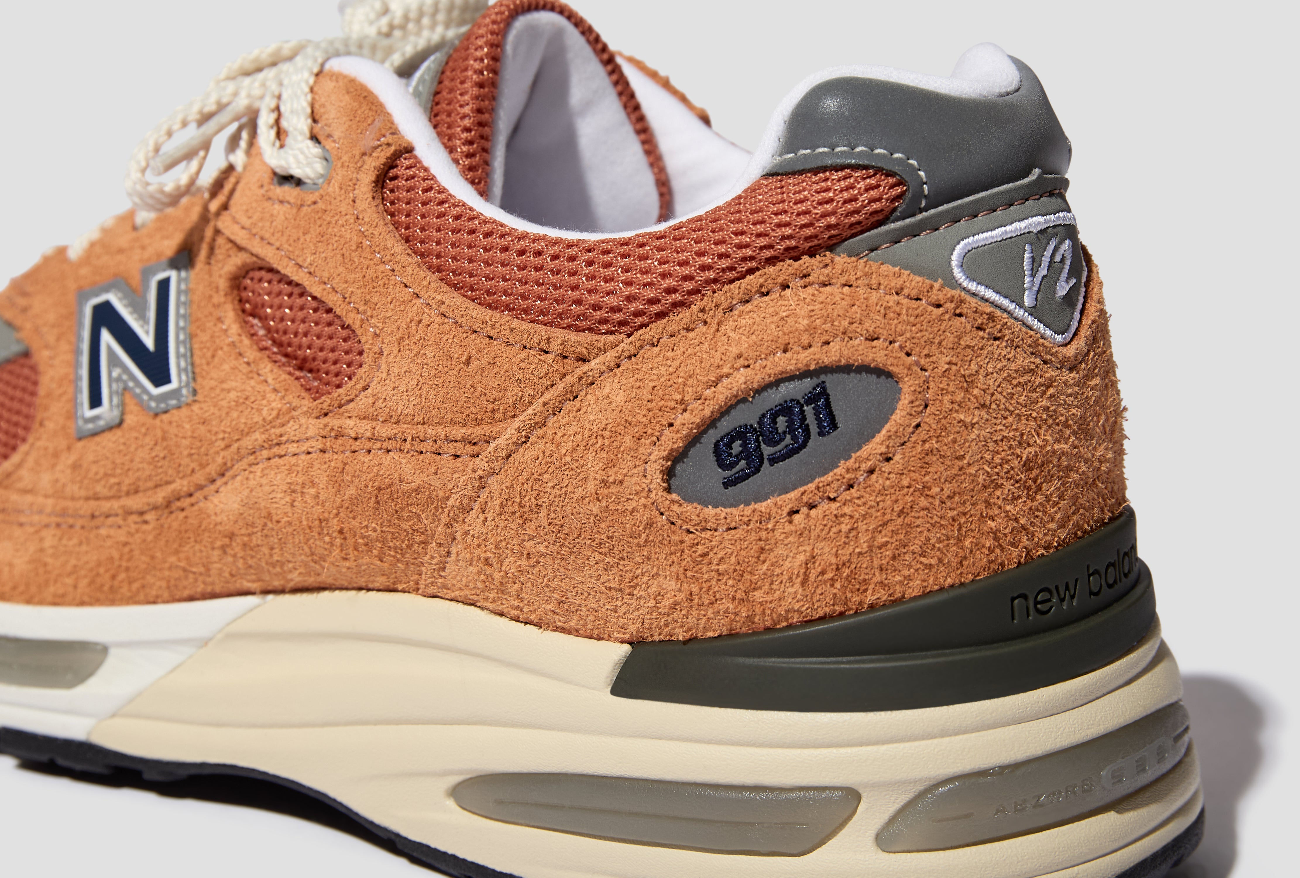 MADE IN UK 991V2 - GOLD EARTH/GOLDEN OCHRE U991OV2