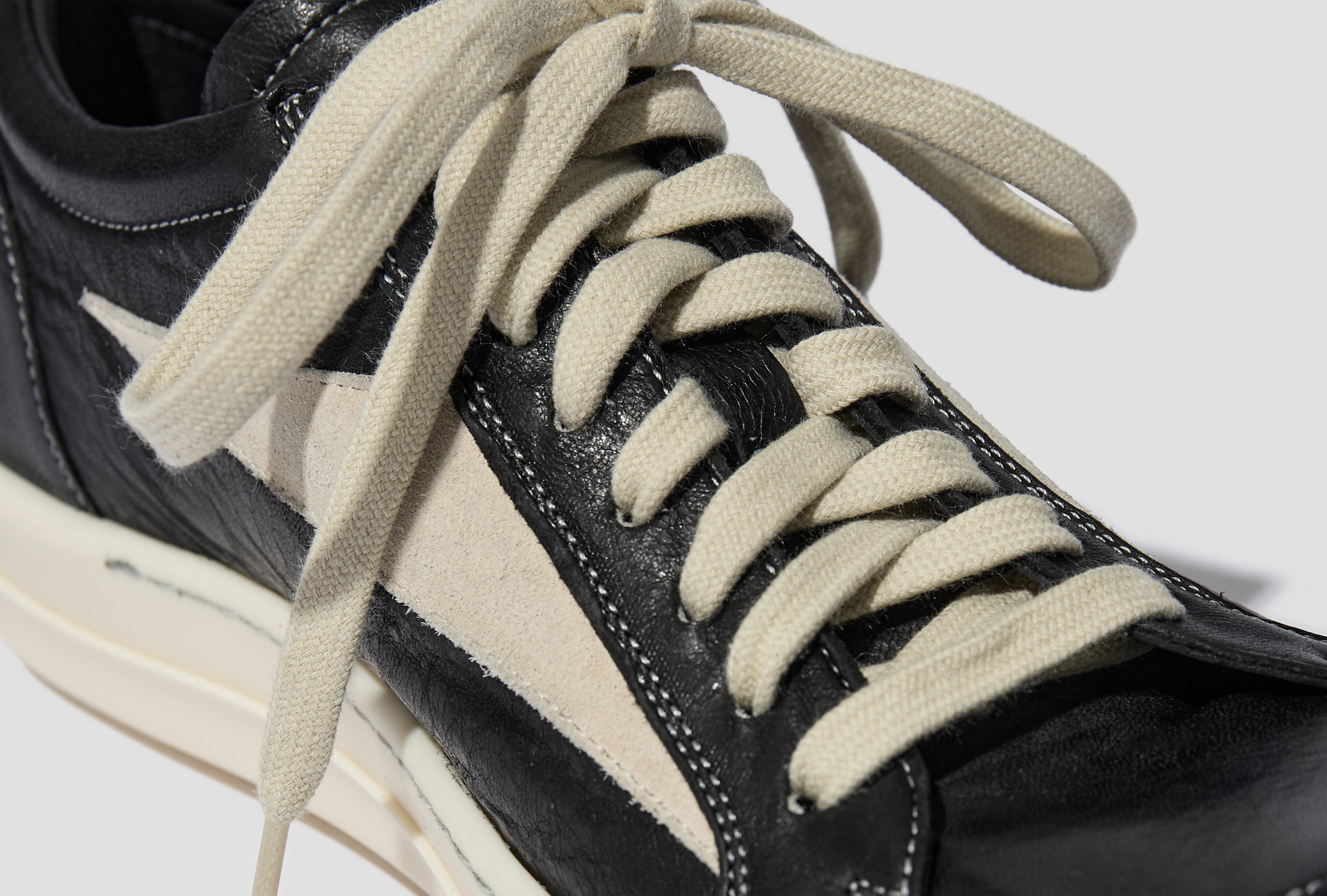 VINTAGE SNEAKS - TUMBLED LAMB AND SUEDE LEATHER / BLACK/MILK/MILK RU01F2897 LBELVS