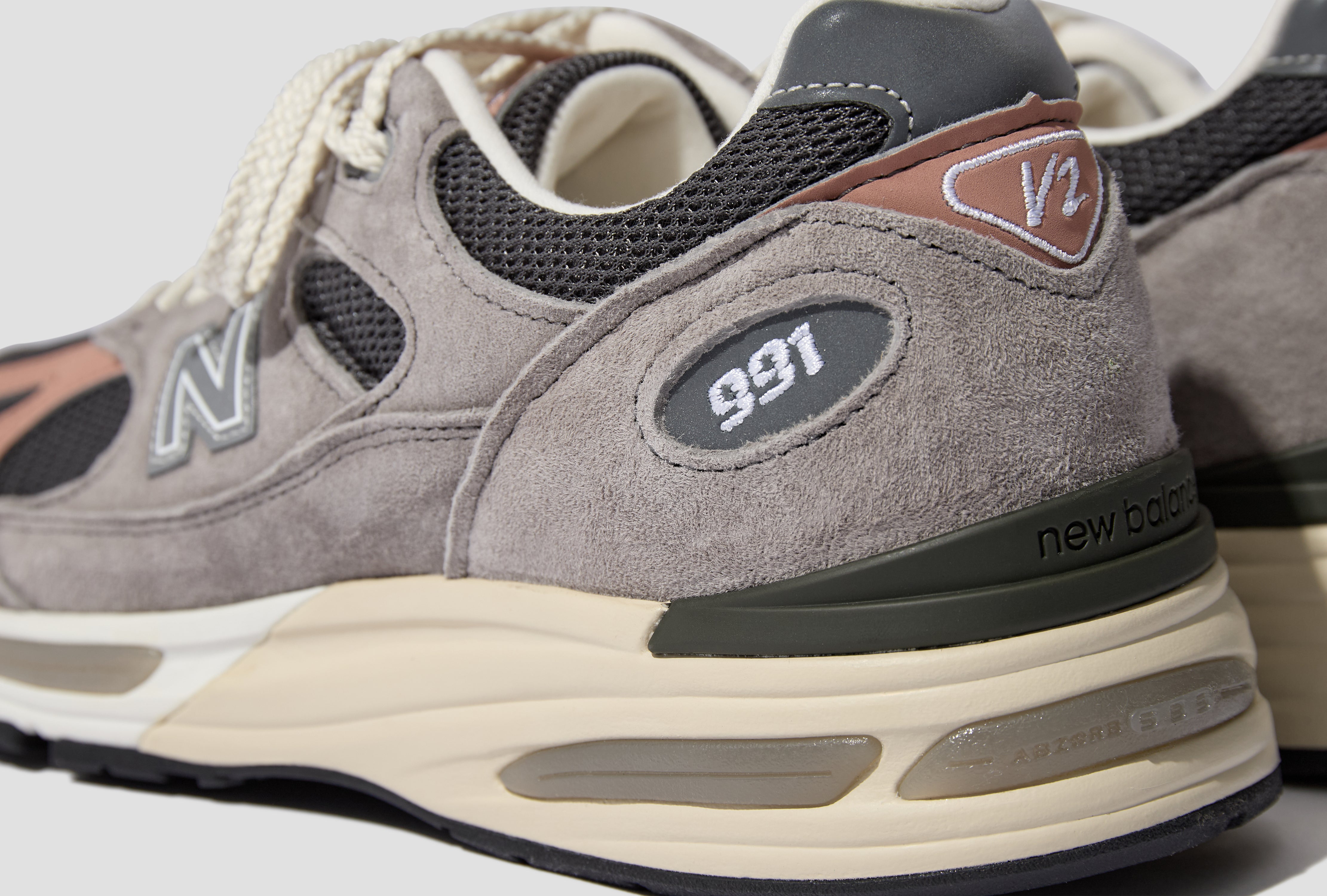 MADE IN UK 991V2 - ELEPHANT SKIN / CORK / DARK GULL GREY U991GC2