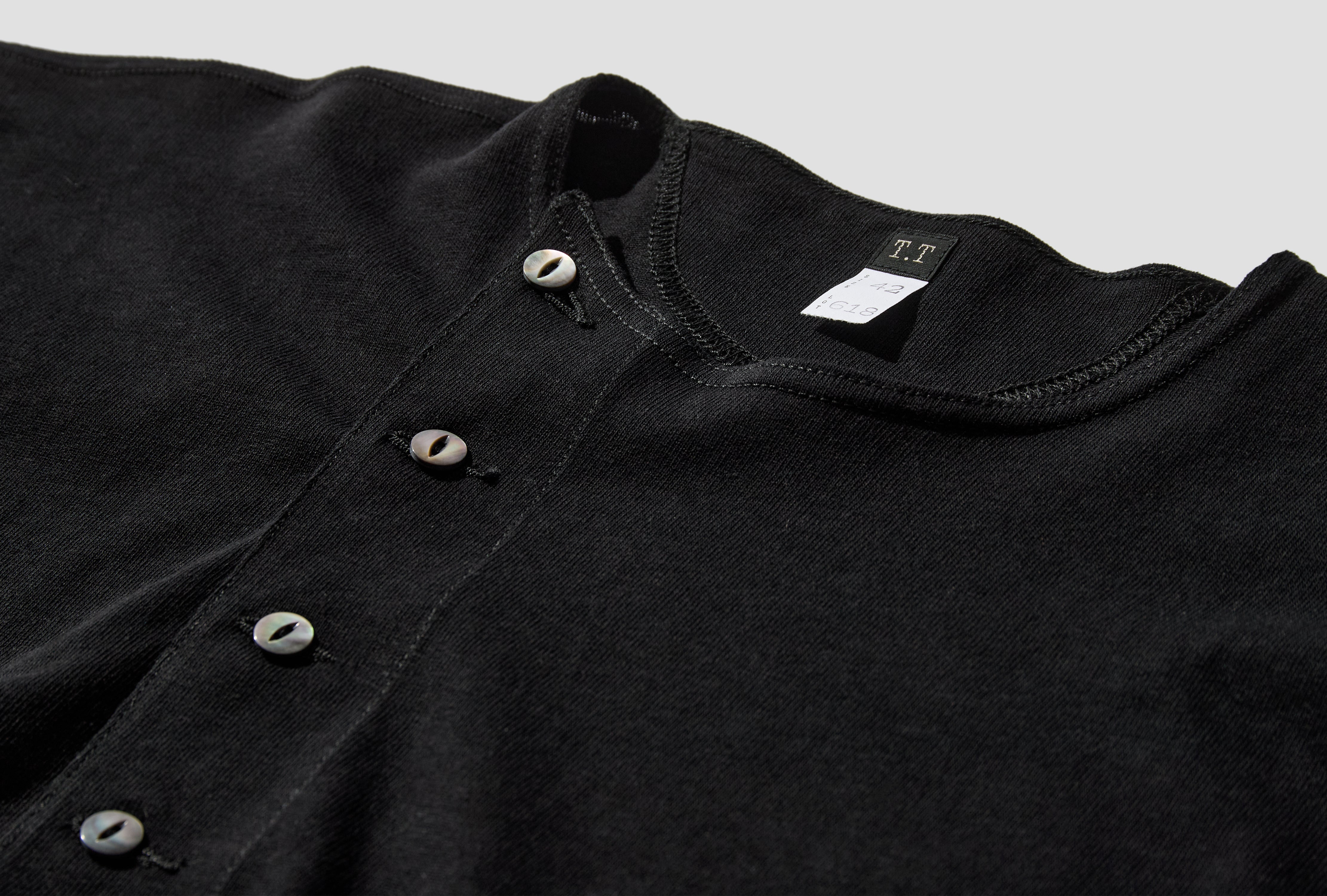 LOT.618 SIDE HENRY NECK - BLACK TT26AW618