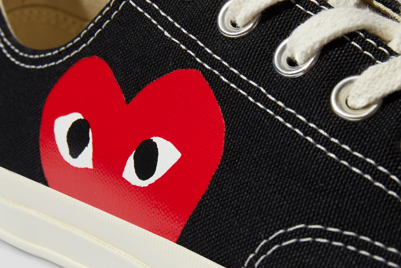 Black converse outlet red heart