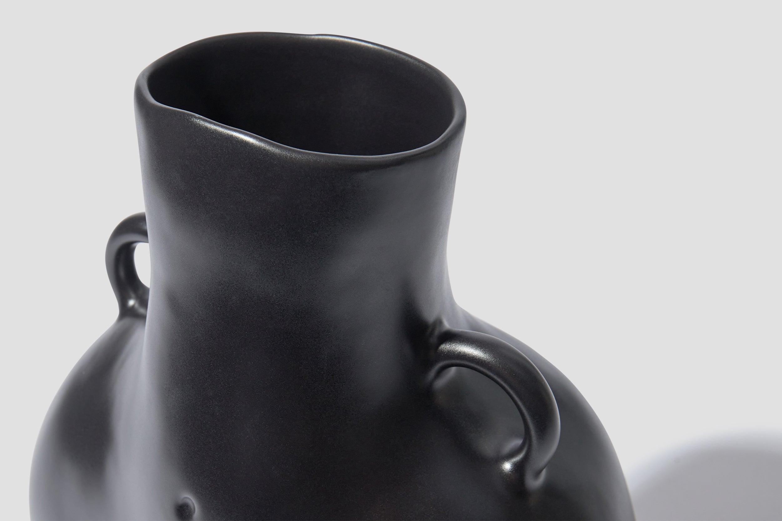 LOVE HANDLES VASE BLACK MATTE V0001_BL_MA Black