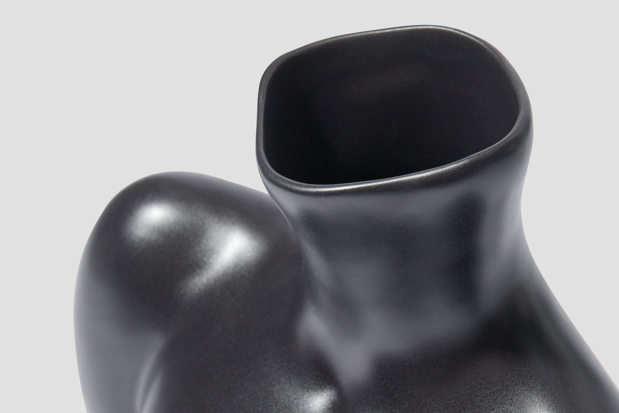 BREAST FRIEND VASE BLACK MATTE V0004_BL_MA Black