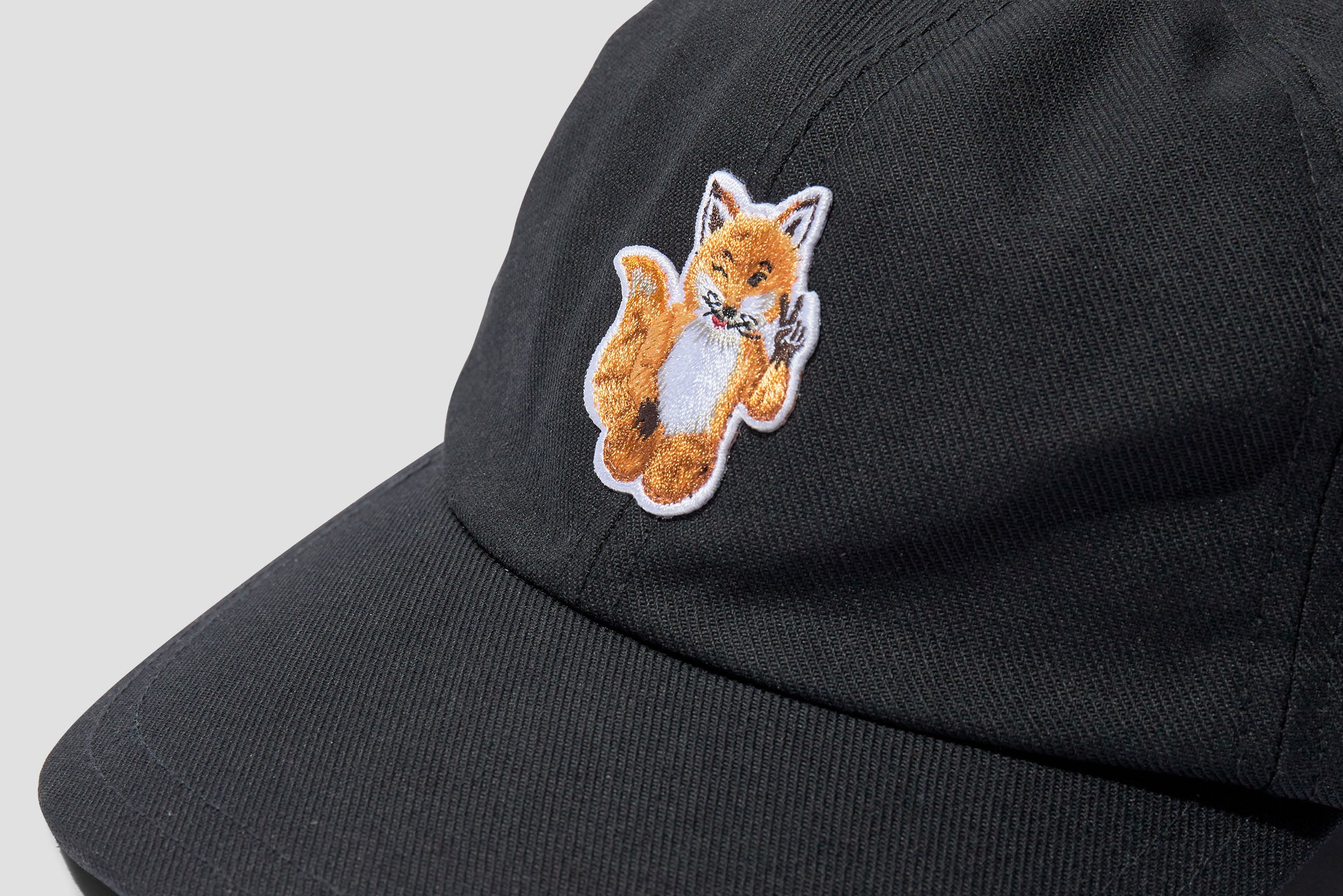 MAISON KITSUNE ALL-RIGHT FOX 6P CAP HU06145WW0007 Black – HARRESØ