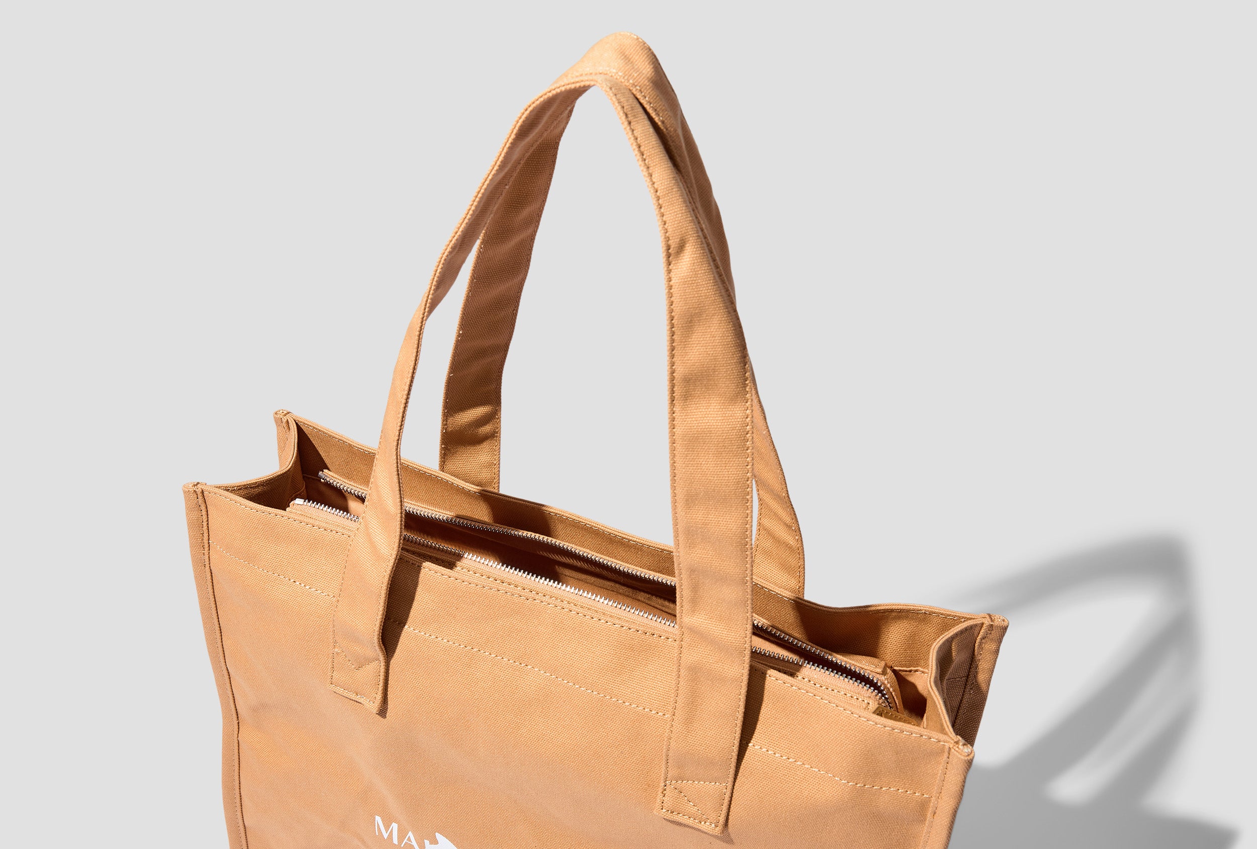 MAISON KITSUNÉ PROFILE FOX STAMP E/W TOTE IU05154WW0052 Camel