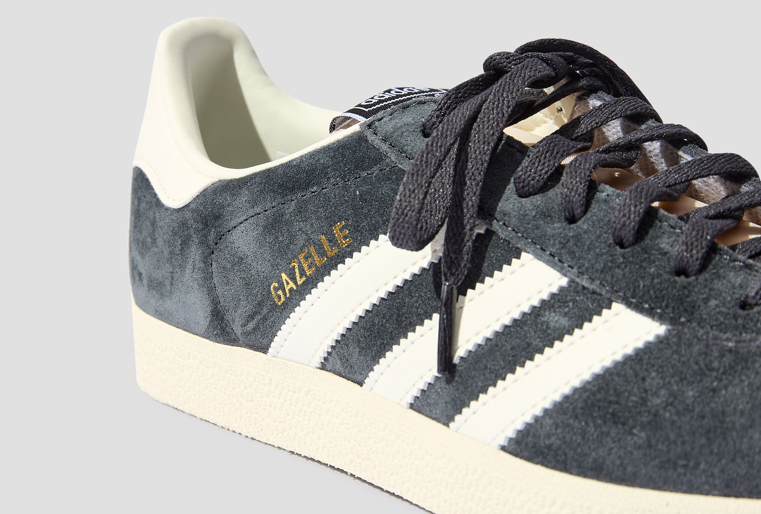 ADIDAS ORIGINALS GAZELLE CARBON OWHITE CWHITE GY7340 Charcoal